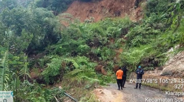 tebing di sukajaya bogor longsor